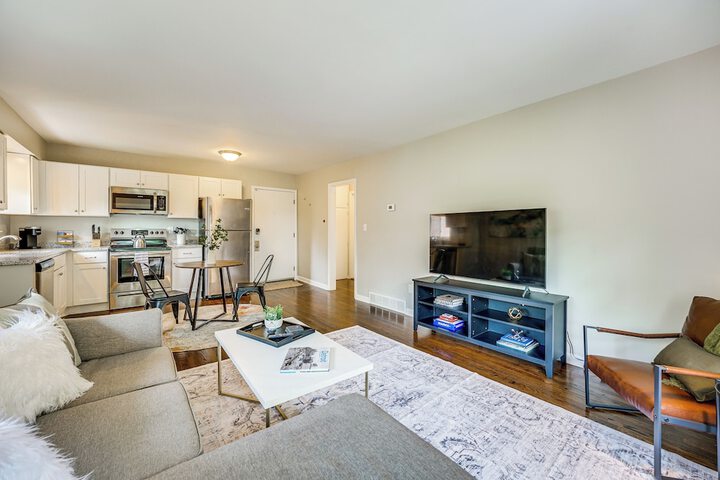 Top-floor Wyandotte Apt Near Detroit Riverfront!