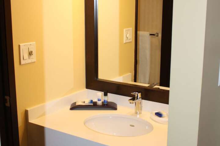 Best Western Plus Emerald Isle Hotel