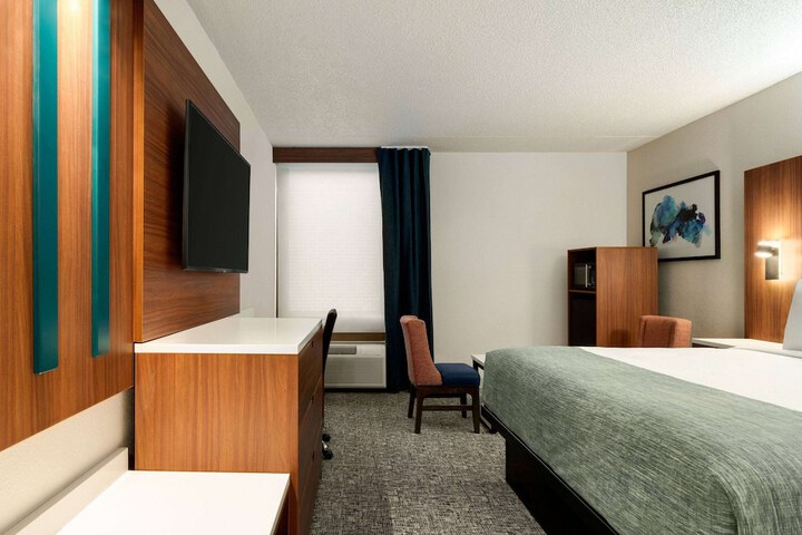 Room 28 of 35