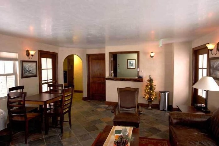 Hotel Interior 8 of 27