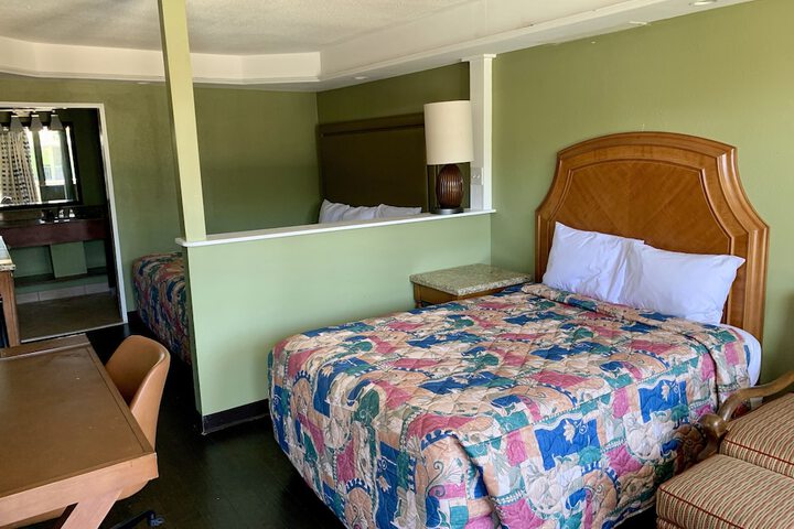 Room 6 of 10