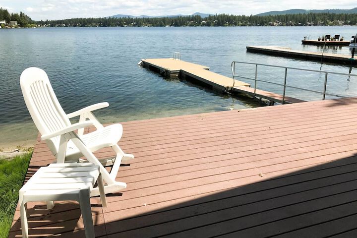 Newport Cabin w / Lakefront Private Porch & Grill!
