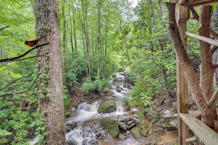 Celo Cabin w / Deck in Pisgah National Forest