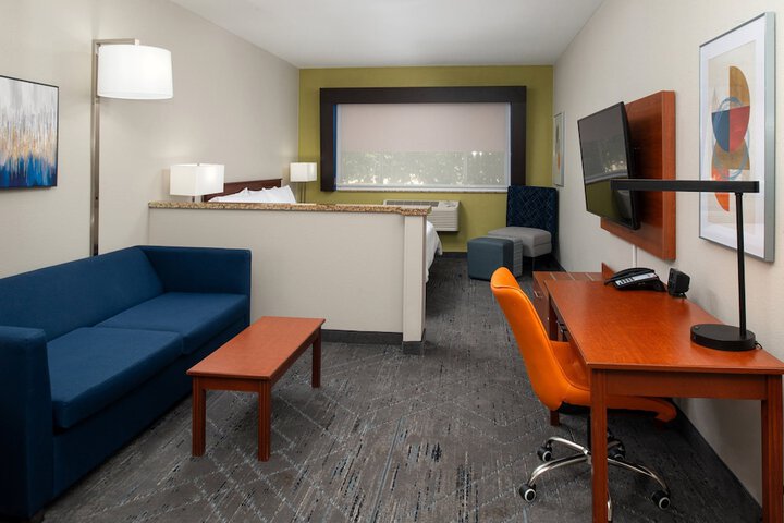 Holiday Inn Express Farmington - Bloomfield by IHG