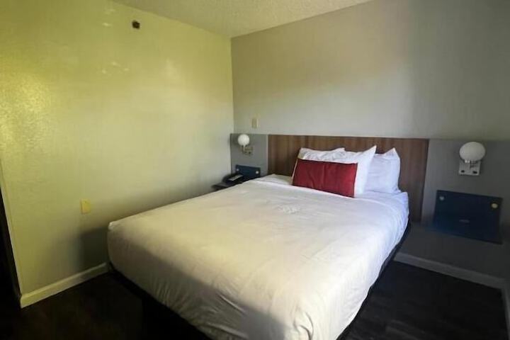 Room 11 of 28