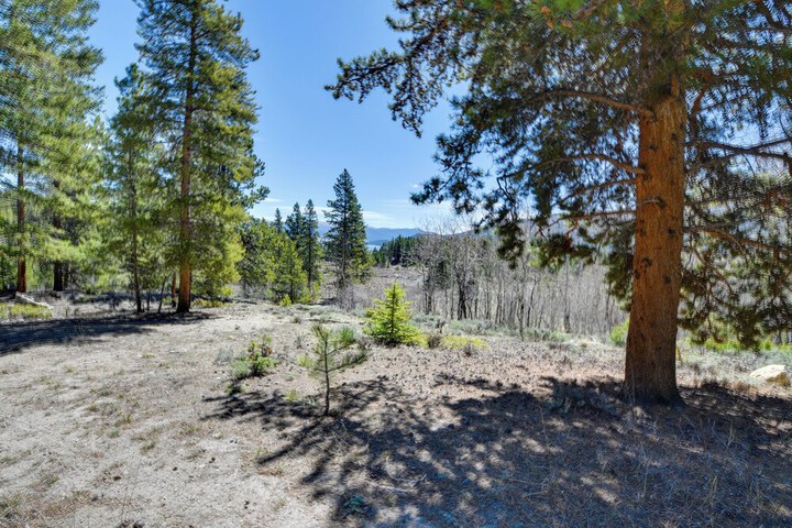 Idyllic Twin Lakes Escape w / Views of the Lakes