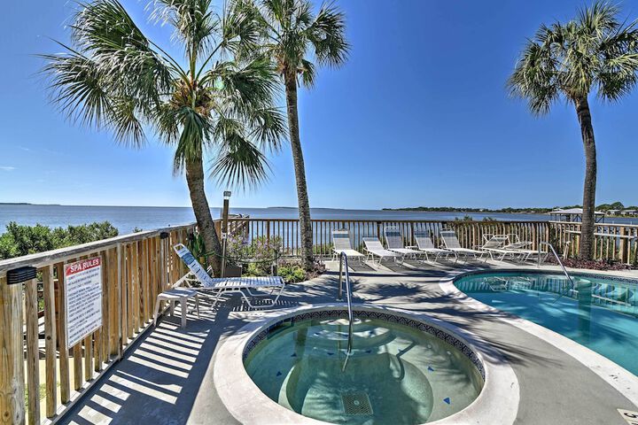 Beachfront Cedar Key Condo w / Pool Spa & Views!