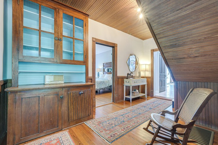 Historic & Charming Pittsboro Home w / Fireplaces