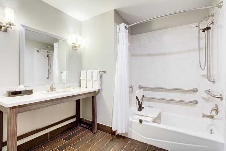 Holiday Inn & Suites Lafayette North by IHG