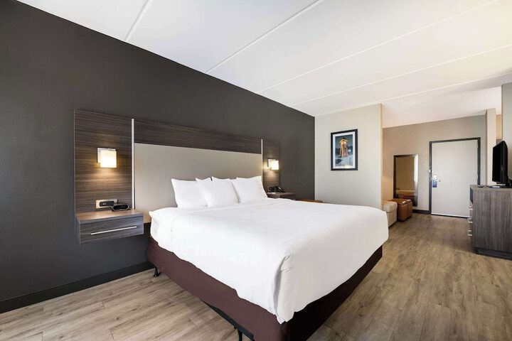 Room 28 of 66