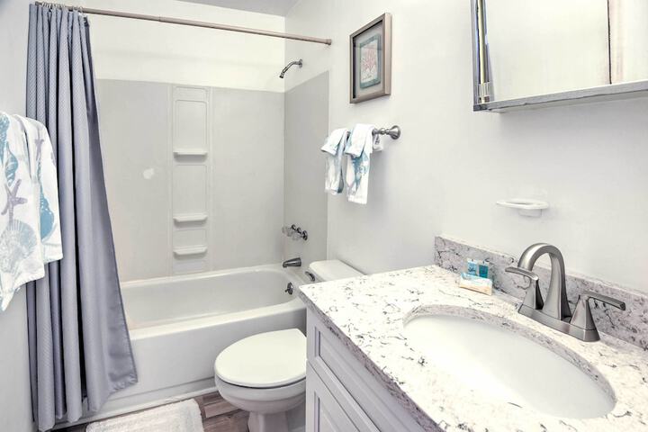 Renovated Crescent Lake Escape w / Waterfront Deck!