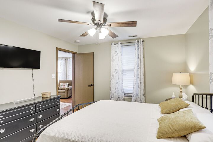 Pet-friendly Pacific Cottage Near Purina Farms!