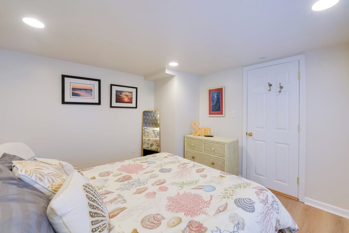 Cozy Ventnor Getaway: Walk to Public Beach!