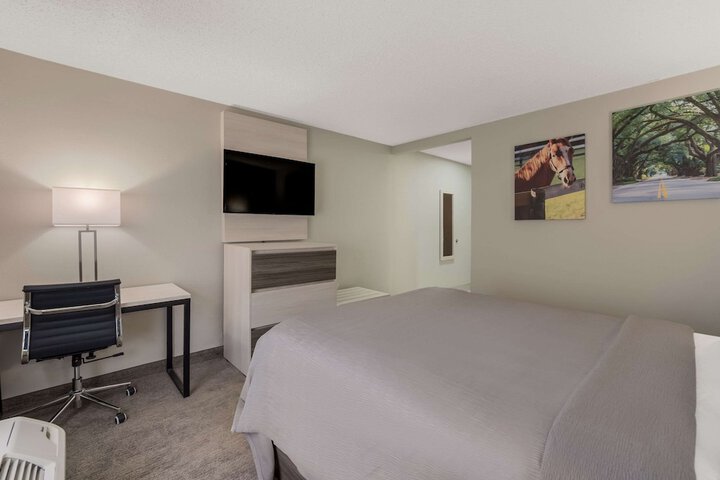 Room 27 of 38