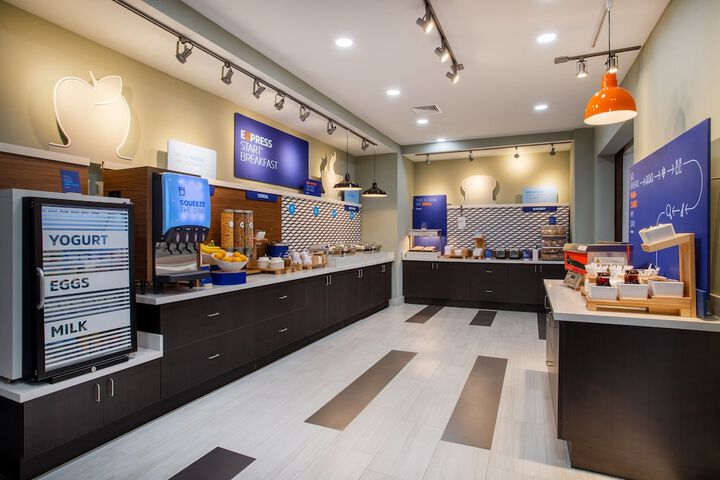 Holiday Inn Express & Suites Deland South by IHG