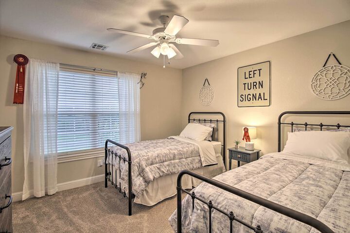Bella Vista Home: Steps to Mountain Biking Trails!