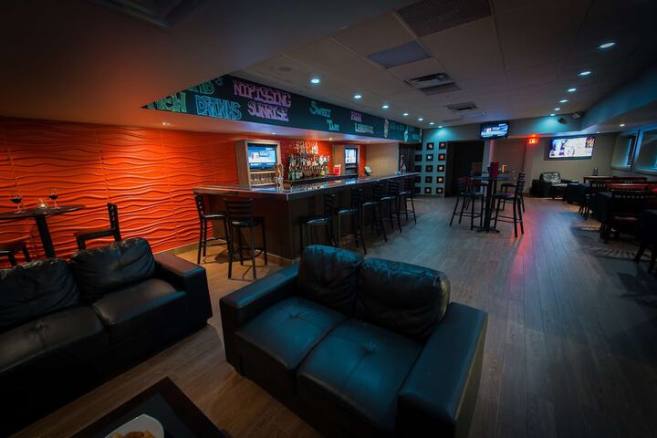 Lounge 30 of 36