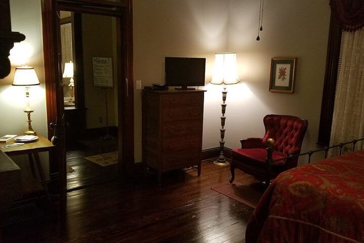 Room 6 of 8