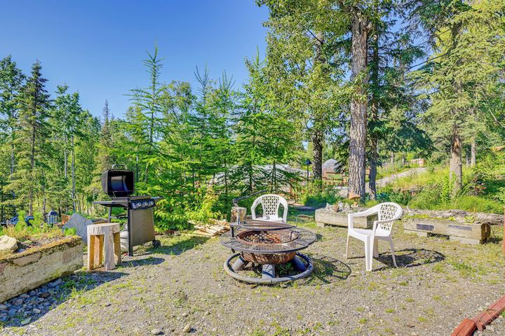 Cozy Kenai Abode w / Private Deck: 5 Mi to Ocean!