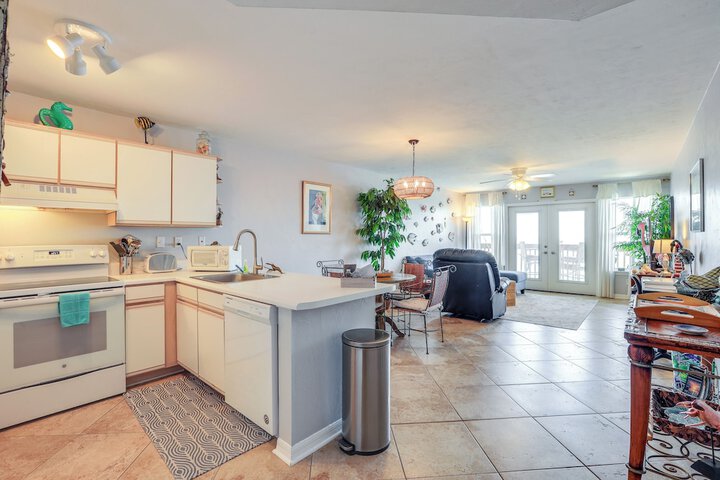 Walkable Beachfront Retreat on Cedar Key!