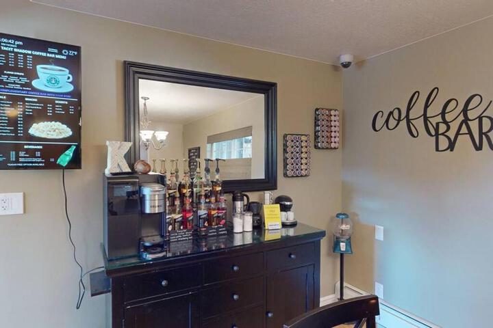 Tacit Shadow Resort Aviator Queen Suite Gym, Coffee Bar, Hot-Tub, Free Laundry, Food Available