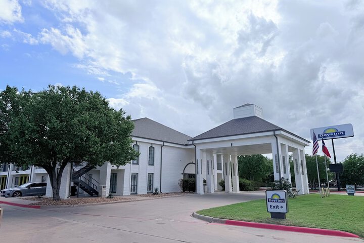 Days Inn by Wyndham Granbury
