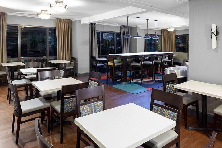 Holiday Inn Express Newark Airport Elizabeth by IHG