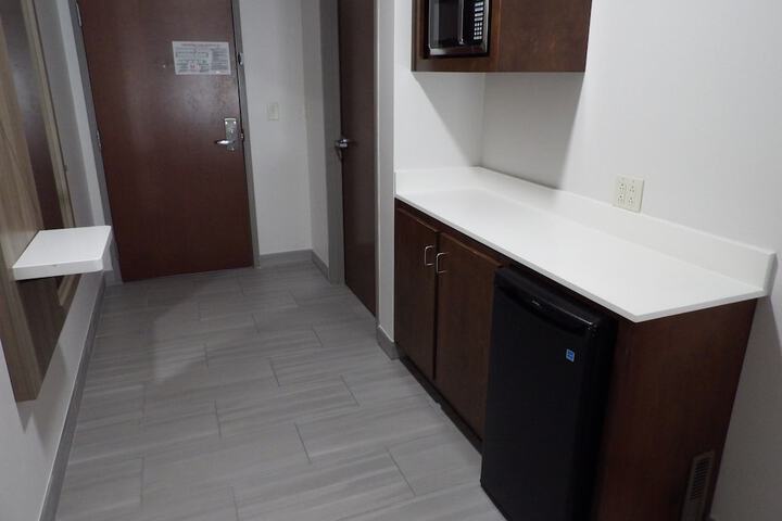 Holiday Inn Express & Suites Huntsville Airport by IHG