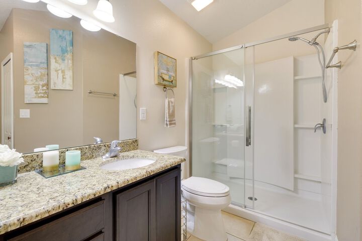 Charming Leesburg Getaway w / Screened Porch!