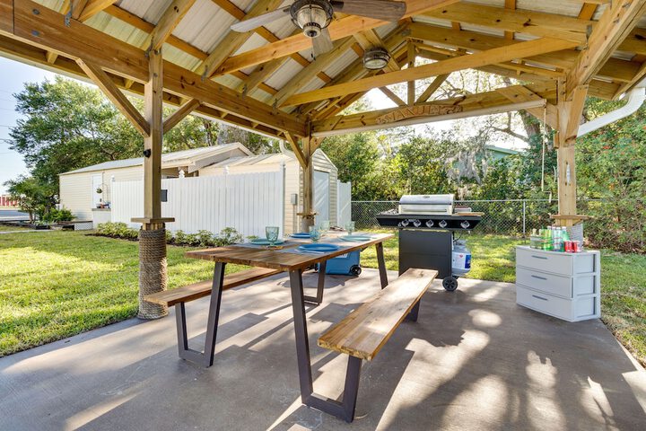 Lakefront Tavares Home w / Deck Patio & Dock!