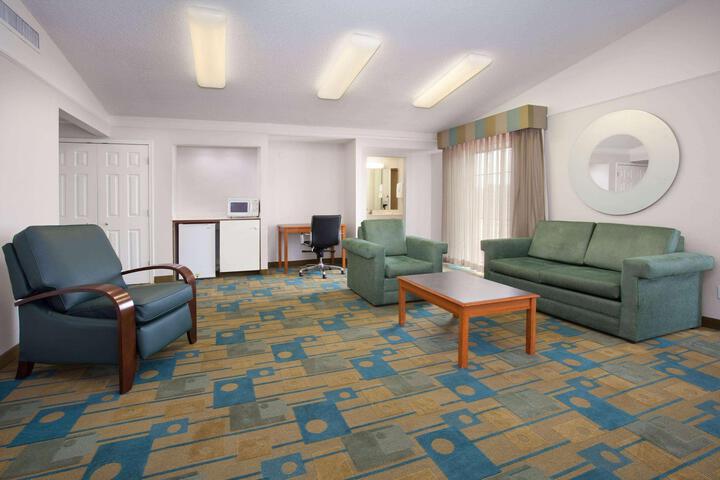 LA QUINTA INN BY WYNDHAM DENVER CENTRAL