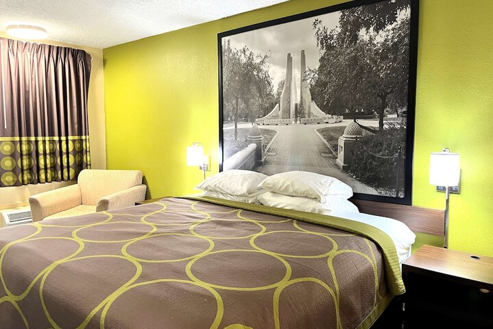 Super 8 by Wyndham Lafayette / Purdue Area