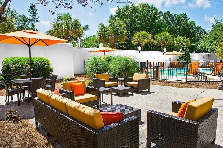 Courtyard by Marriott North Charleston Airport / Coliseum