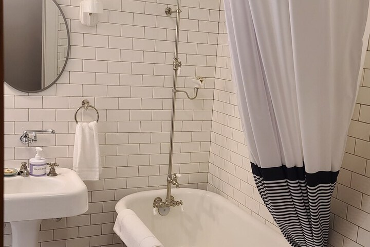 Room 17 of 37
