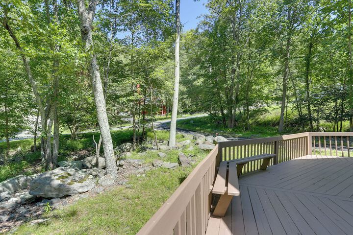 Pools Hot Tub & More: Bushkill Mountain Getaway!