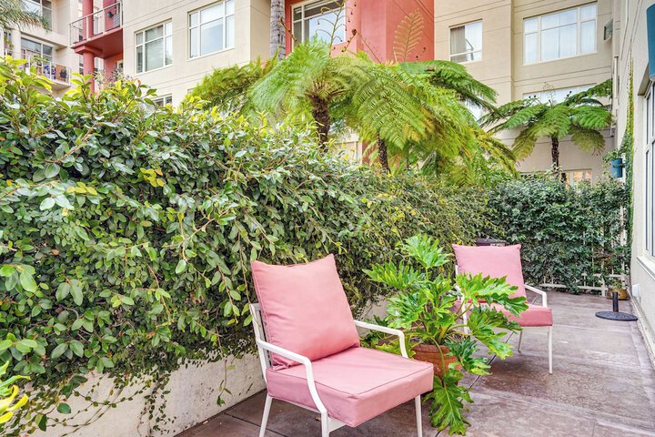 Luxe Condo w / Private Patio & Perks in Emeryville!