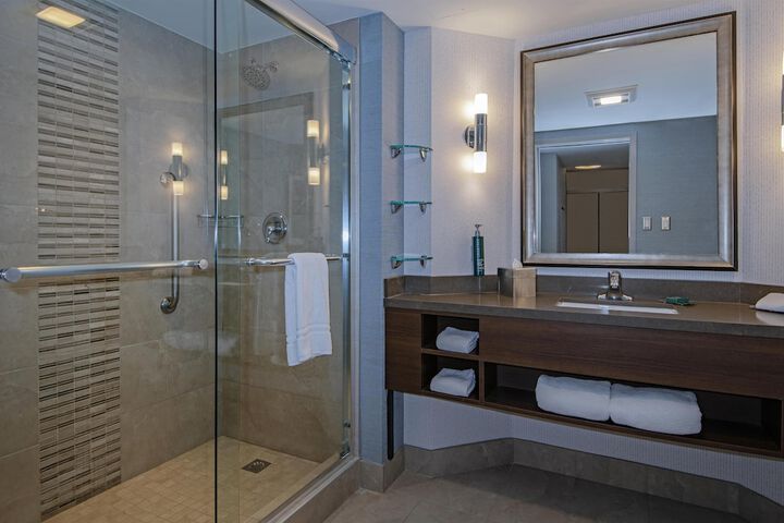 DoubleTree by Hilton Hotel West Edmonton