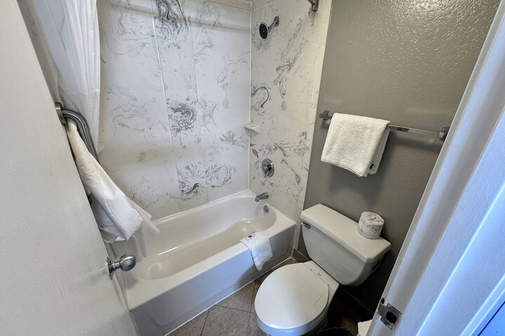 Room 27 of 33