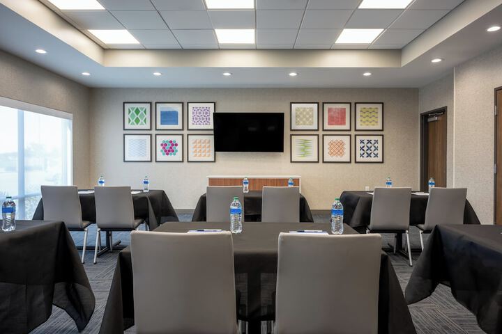 Holiday Inn Express & Suites Gilbert Mesa Gateway Airport by IHG