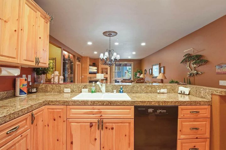 Crystal Charm Amazing 3 BDR Condo Close to Beaches Casinos, & Skiing!