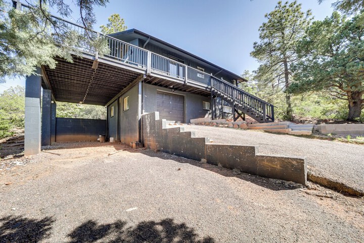 Pine Cabin w / Large Deck & Scenic Mountain Views!