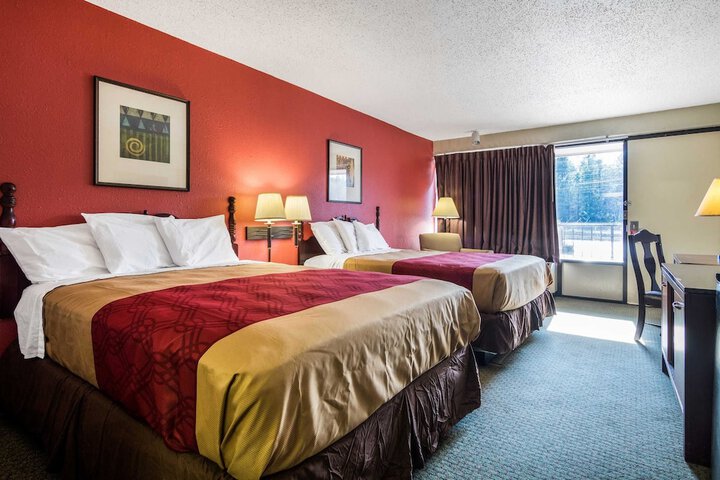 Econo Lodge Inn & Suites Conference Center