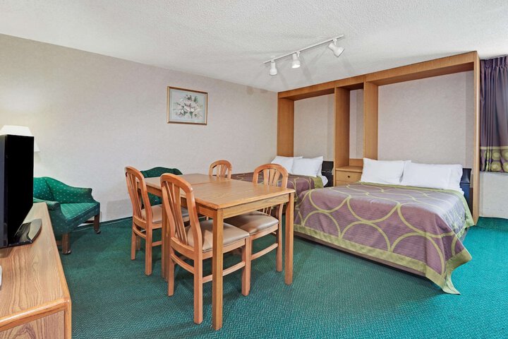 Super 8 by Wyndham Kenmore / Buffalo/Niagara Falls Area