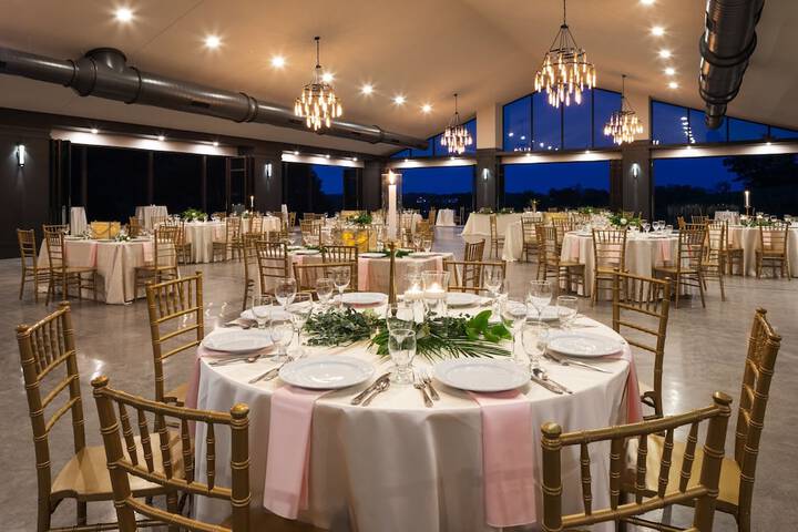 Ballroom/Hall 92 of 104