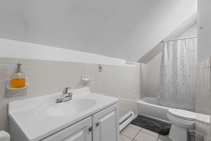 17-19Cozy & Spacious 6BR home in Malden with window AC and free parking