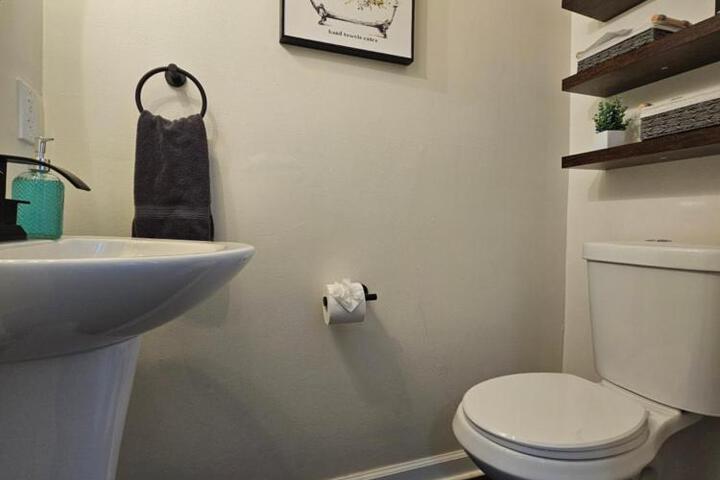 Cozy & Modern 3-Bed Retreat - 8 Mins to Bridge St