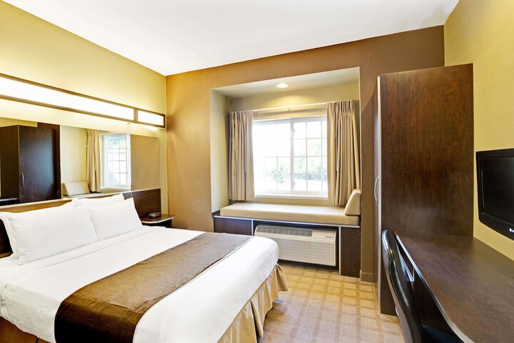 Room 10 of 16
