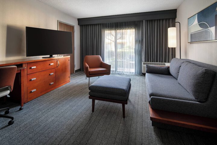 Courtyard by Marriott Bakersfield