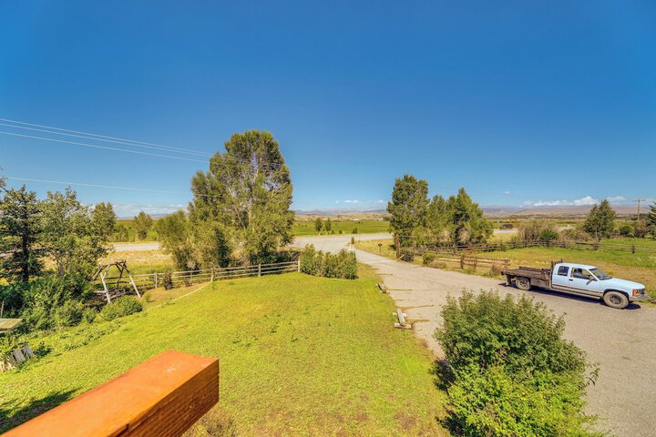 Spacious Pinedale Home w / Mountain Range View