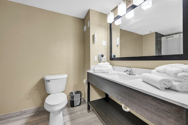 Quality Inn Roseville-Detroit North